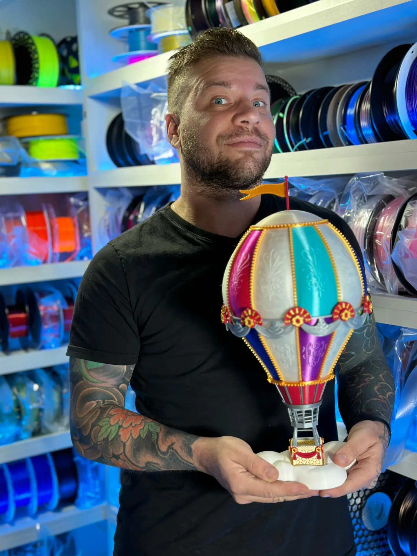 Guilherme Vazan com uma peça impressa em 3D